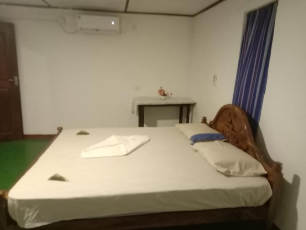 The Lake Breeze Home stay Habarana Buitenkant foto