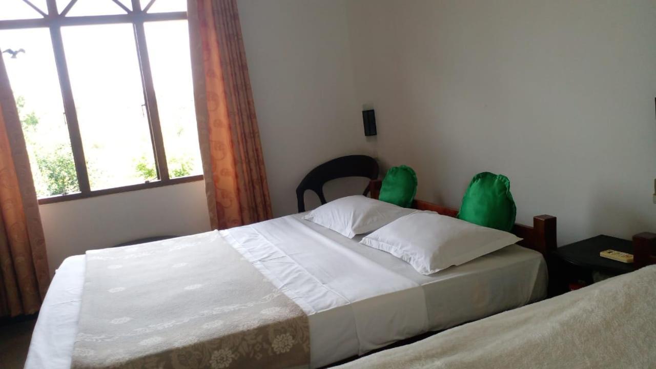 The Lake Breeze Home stay Habarana Buitenkant foto