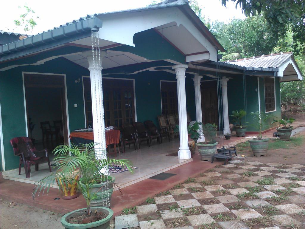 The Lake Breeze Home stay Habarana Buitenkant foto