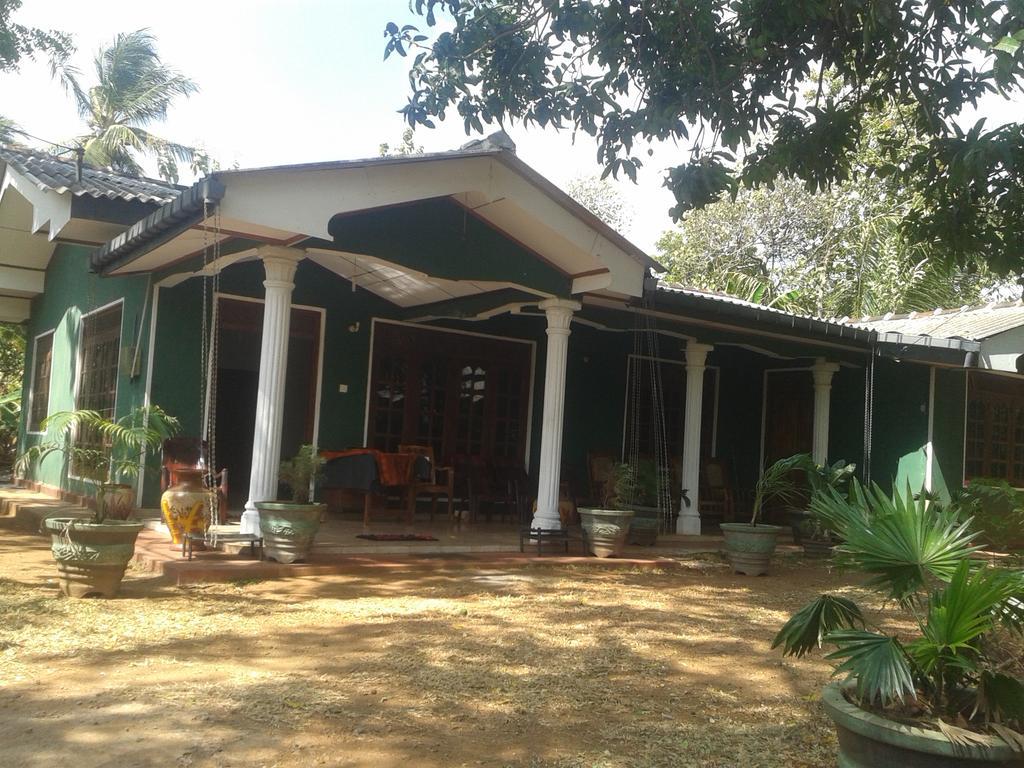 The Lake Breeze Home stay Habarana Buitenkant foto