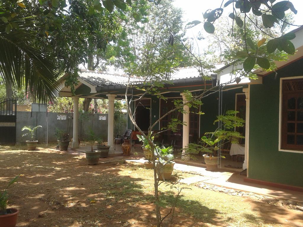 The Lake Breeze Home stay Habarana Buitenkant foto