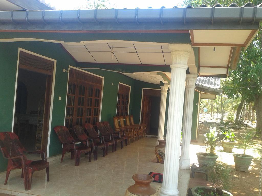 The Lake Breeze Home stay Habarana Buitenkant foto