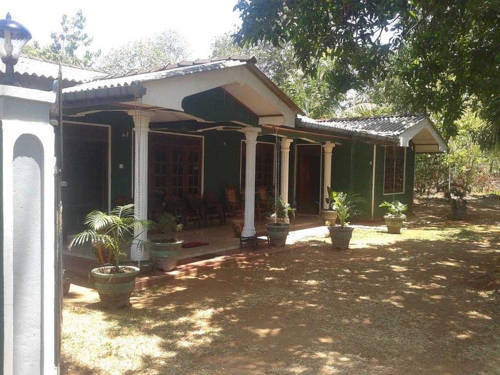 The Lake Breeze Home stay Habarana Buitenkant foto