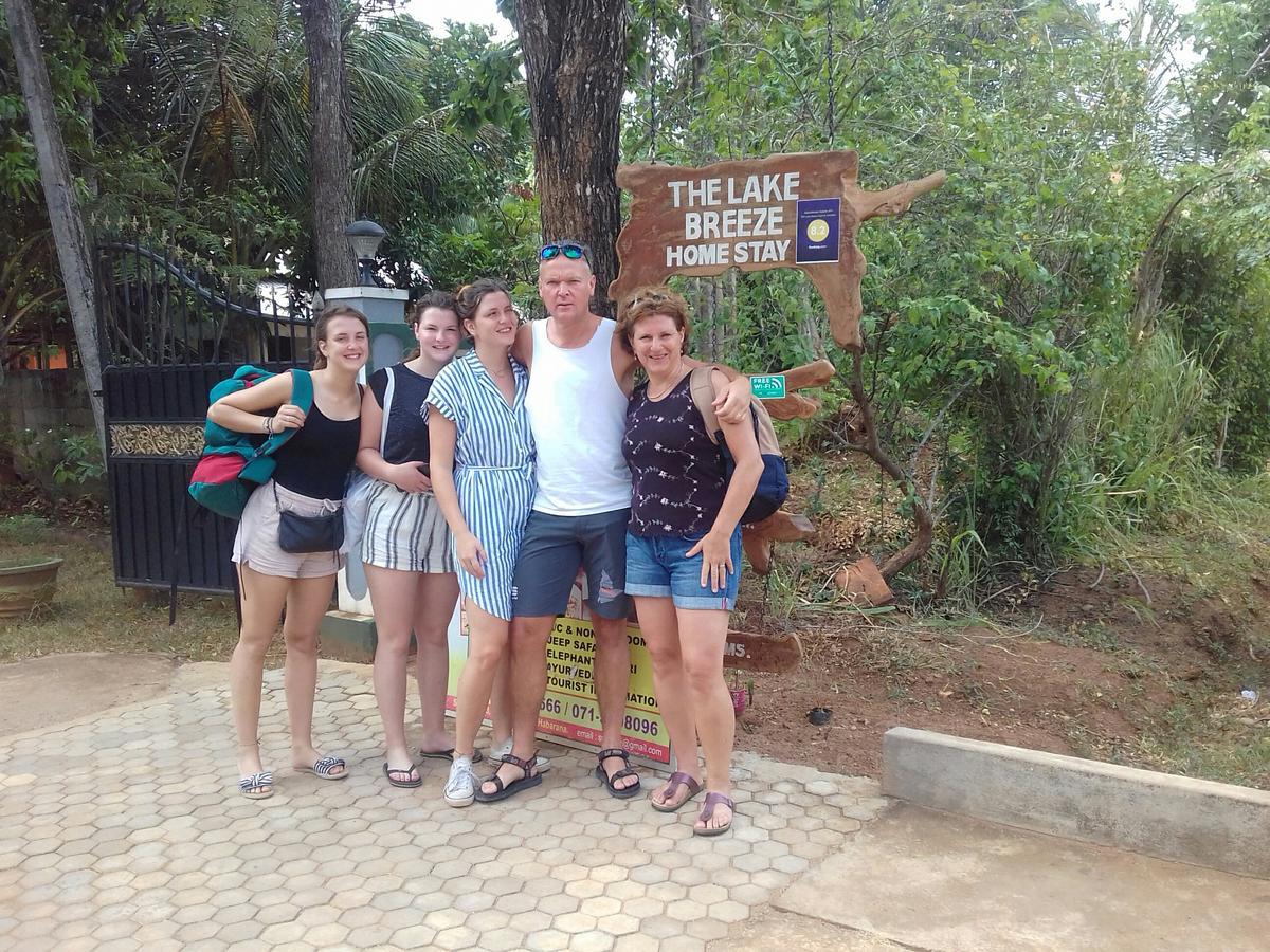 The Lake Breeze Home stay Habarana Buitenkant foto