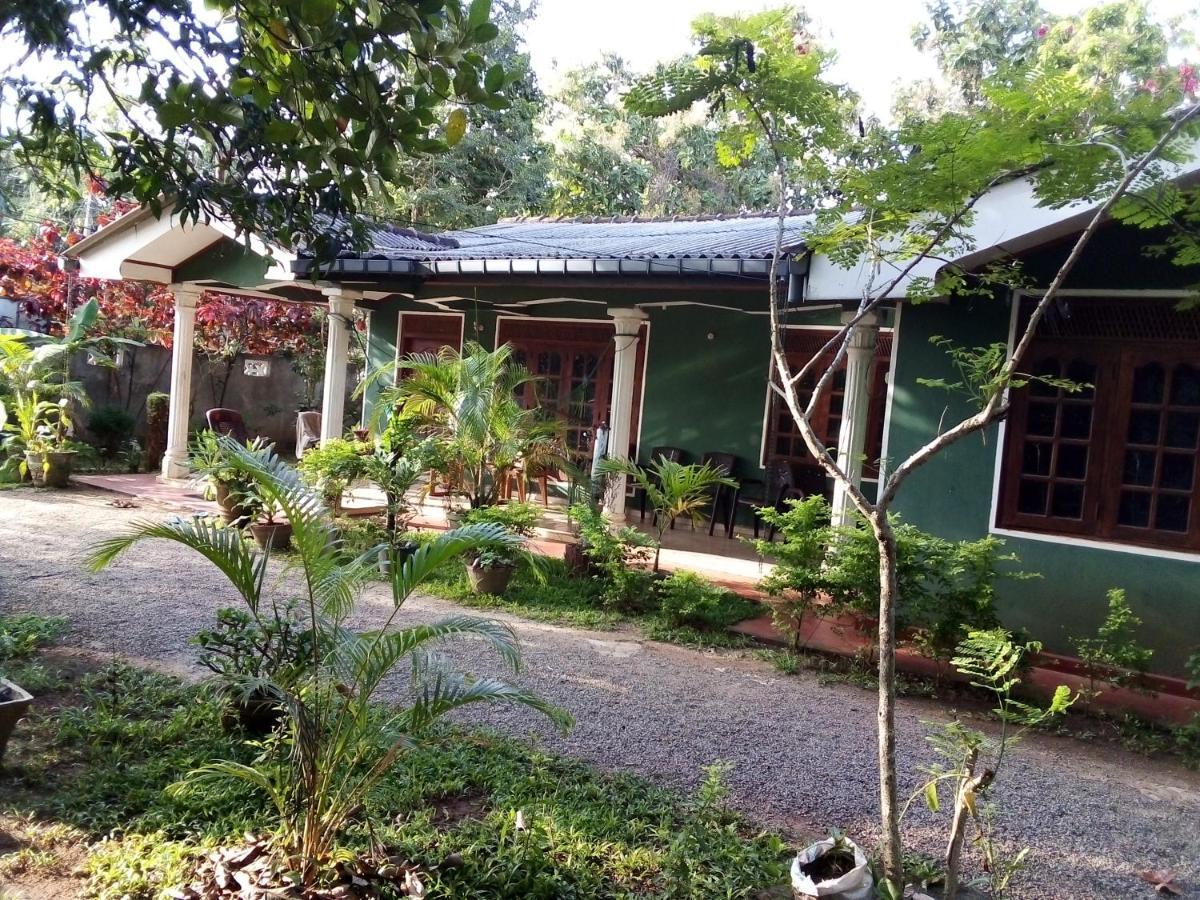 The Lake Breeze Home stay Habarana Buitenkant foto