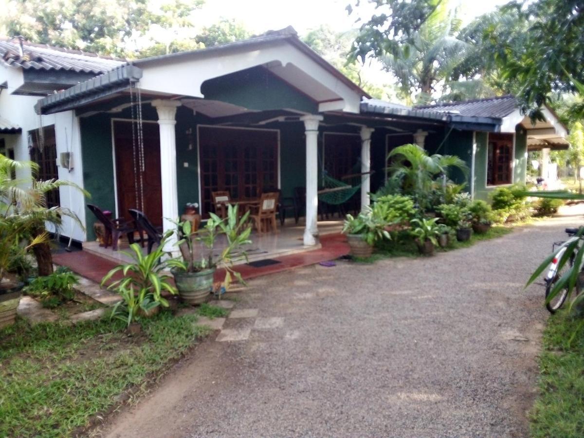 The Lake Breeze Home stay Habarana Buitenkant foto