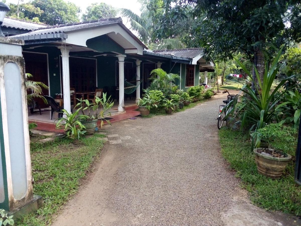 The Lake Breeze Home stay Habarana Buitenkant foto